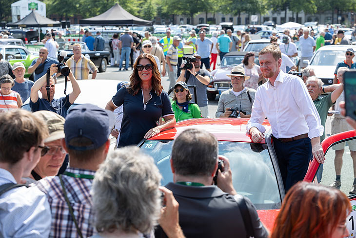 Katarina Witt ging in einem ganz besonderen Wagen an den Start: Im Golf III GTI-Jubiläumsmodell „20 Jahre“ in der Powerfarbe „Flashrot“ (c